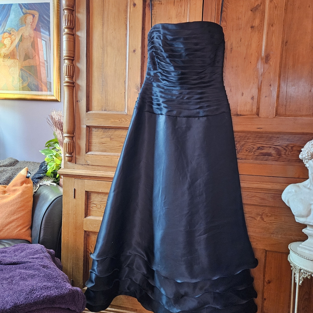 ROSE TAFT COUTURE Beautiful Black Strapless Gown.Gorgeous Front & Back Detailing